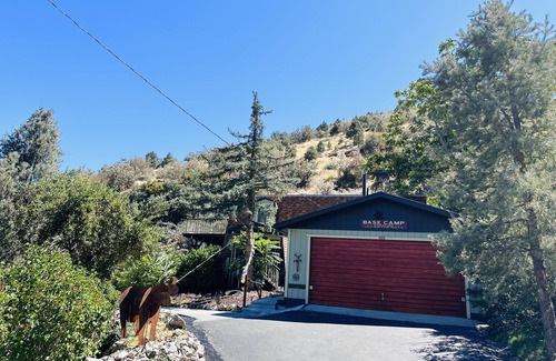 Frazier Park Villa | This mountain cabin is perfect for appreciating music and nature.