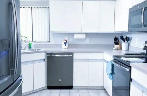 Southgate House | This nice house is located close in a nice and safe neighborhoods and 15