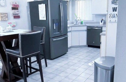 Southgate House | This nice house is located close in a nice and safe neighborhoods and 15