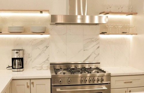 Duboce Triangle Apartment | This other is a 5 bedroom(s), 2 bathrooms, located in San Francisco, CA.