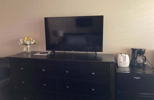 Englewood Apartment | This private, quiet studio is very comfortable, perfect for two people.