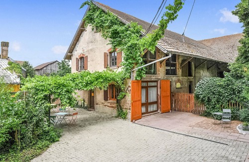 Sand House | This recently renovated house half opens onto a courtyard that you share with the owner.