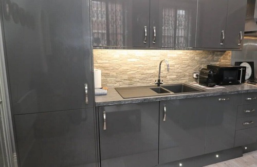Wakefield Apartment | This serviced apartment is a 1 bedroom(s), 1 bathrooms, located in West Yorkshire, England.