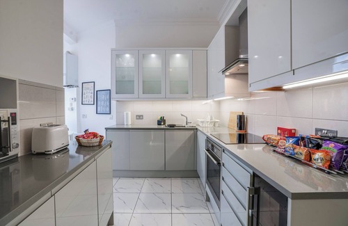 Westminster Apartment | This spacious 4-bedroom, 2-bathroom apartment accommodates up to 12 guests, making it perfect for large families or groups. Located in Westminster’s Evelyn Mansions with lift access, it’s just a short walk from Victoria Station and Buckingham Palace.