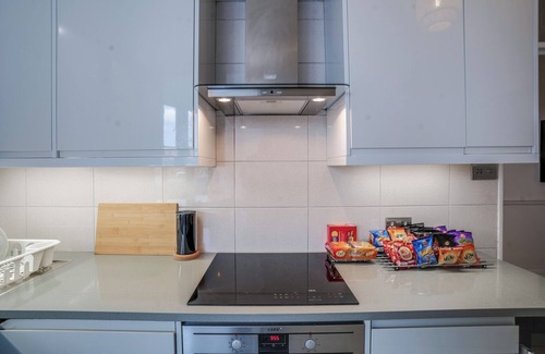 Westminster Apartment | This spacious 4-bedroom, 2-bathroom apartment accommodates up to 12 guests, making it perfect for large families or groups. Located in Westminster’s Evelyn Mansions with lift access, it’s just a short walk from Victoria Station and Buckingham Palace.