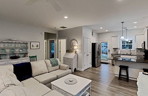 Arundel Cottage | This sunny cottage close to beaches is perfect for your vacation.