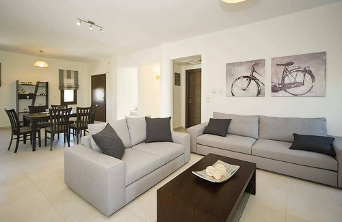 Pigianos Kampos House | This tastefully styled property is set in a great location, just behind the main resort of Pigi and