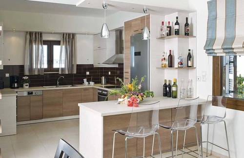 Pigianos Kampos House | This tastefully styled property is set in a great location, just behind the main resort of Pigi and