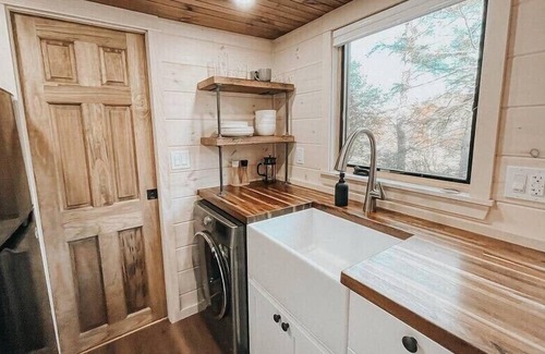 Chester Apartment | This tiny house is a 1 bedroom(s), 1 bathrooms, located in Chester, VT.
