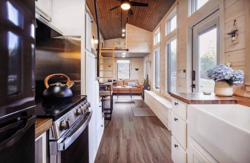 Chester Apartment | This tiny house is a 1 bedroom(s), 1 bathrooms, located in Chester, VT.