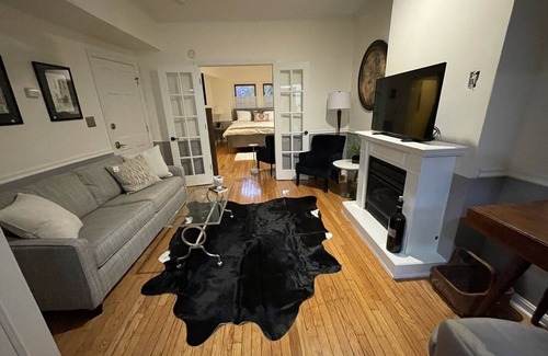 Old Town West House | This townhouse is a 2 bedroom(s), 2 bathrooms, located in Alexandria, VA.