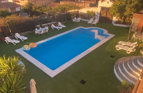 Vilaflor Apartment | This twin room has two single beds with a private separate bathroom (bathroom across the hallway). The view is of the whole garden area and the sea can be seen on clear days.