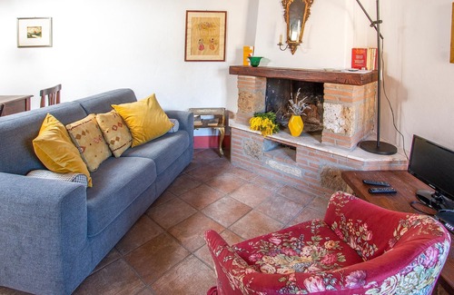 Sorano Apartment | This vacation apartment is located in the center of the medieval town of Sorano.