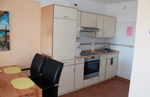 Holm Apartment | This west-facing apartment with 40 m&sup2; of living space is located on the 5th floor of Haus Eckernförde. A large cupboard bed and a bunk bed in the separate bedroom offer space for a maximum of 4 people. The fitted kitchen is completely.
