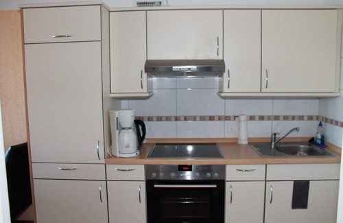 Holm Apartment | This west-facing apartment with 40 m&sup2; of living space is located on the 5th floor of Haus Eckernförde. A large cupboard bed and a bunk bed in the separate bedroom offer space for a maximum of 4 people. The fitted kitchen is completely.