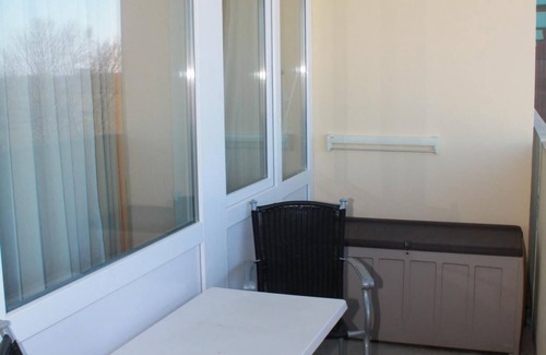 Holm Apartment | This west-facing apartment with 40 m&sup2; of living space is located on the 5th floor of Haus Eckernförde. A large cupboard bed and a bunk bed in the separate bedroom offer space for a maximum of 4 people. The fitted kitchen is completely.