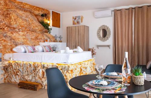 Pefki Apartment | Tholos Stone Suite with Amazing View