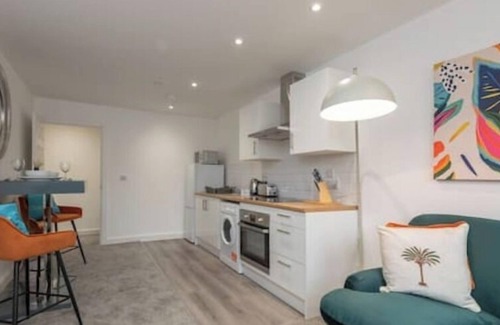 Wakefield Apartment | Thornhill House by Guestz