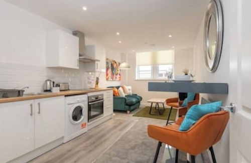 Wakefield Apartment | Thornhill House by Guestz