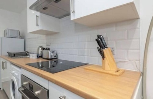 Wakefield Apartment | Thornhill House by Guestz
