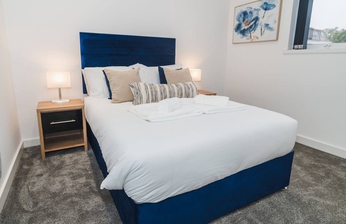 Wakefield Apartment | Thornhill House Modern City Center Apartment