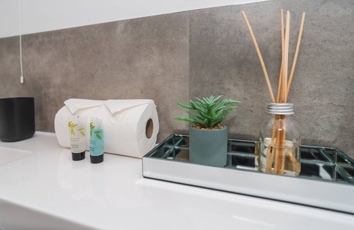 Wakefield Apartment | Thornhill House Modern City Center Apartment