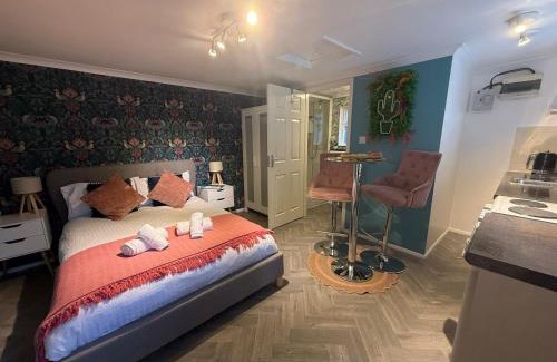 Runnymede Apartment | Thorpe Park Studio - Detached Stay & Free Gated Parking