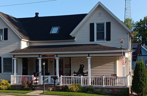 Alexandria Bay House | Thousand Islands "FUN" -easy 5 minutes walk to Downtown & Uncle Sam Boat Tours-