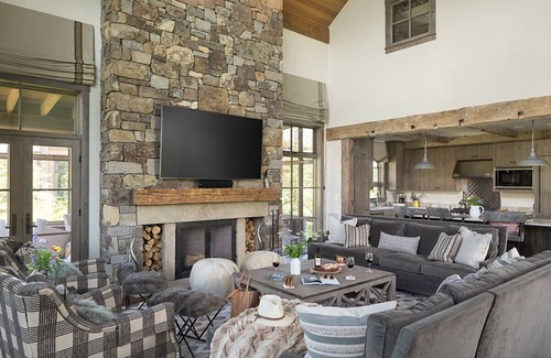 Wilson Villa | Three-bedroom home with vaulted ceilings and outdoor fireplace