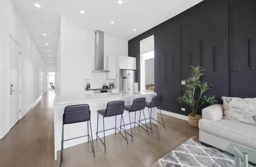 Ukrainian Village House | Three Condos! Full Building Rental
