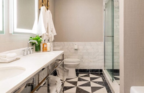 Norma Triangle Hotel | Three Luxurious Suites Close to Madame Tussauds Hollywood! Heated Pool, Balcony!