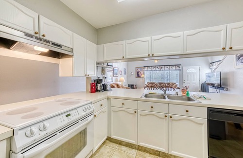 Lakeshore Condo | Three-story condo with mountain views, balcony, grill & washer/dryer