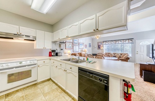 Lakeshore Condo | Three-story condo with mountain views, balcony, grill & washer/dryer