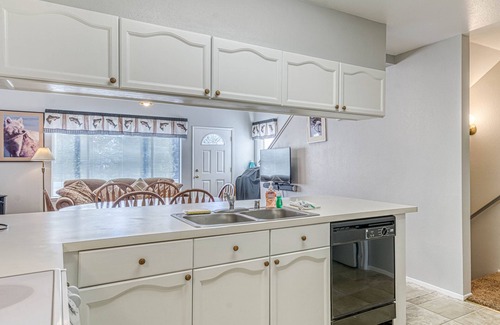 Lakeshore Condo | Three-story condo with mountain views, balcony, grill & washer/dryer