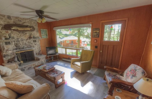 Rideau Lakes House | Ti-De Oaks- cozy cottage on Opinicon Lake on Rideau Canal