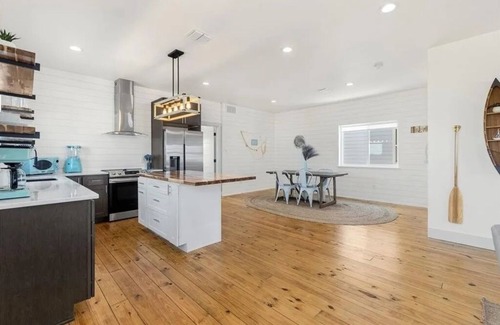 Bella Vista House | Tickled pink home with an ocean view