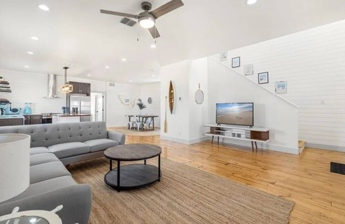 Bella Vista House | Tickled pink home with an ocean view