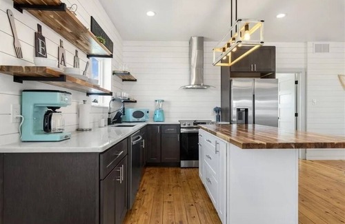 Bella Vista House | Tickled pink home with an ocean view