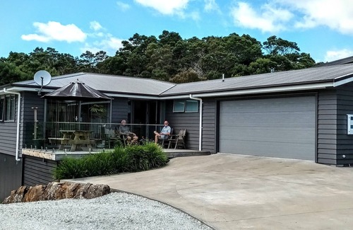 Cable Bay House | Tidal Tranquillity.n5 Minutes stroll to the Beach.