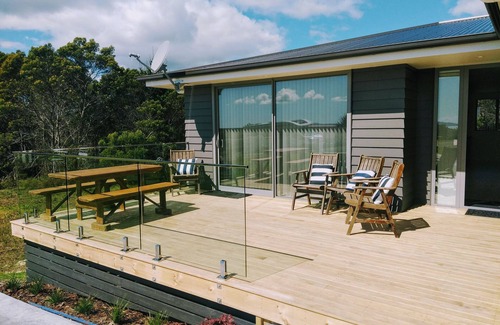 Cable Bay House | Tidal Tranquillity.n5 Minutes stroll to the Beach.