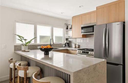 El Porto Apartment | Tide House - Unit B - Modern Seaside 1BD w Parking