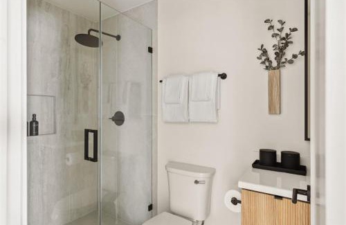El Porto Apartment | Tide House - Unit C - Modern Seaside 1BD w Parking