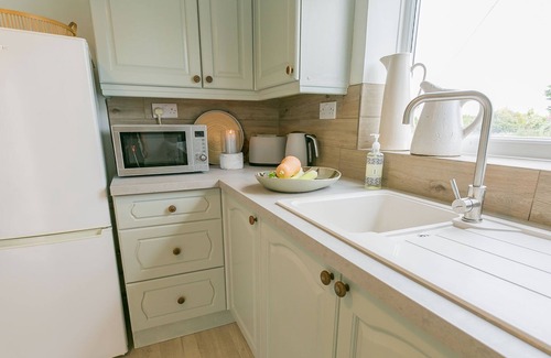 Trearddur Bay Cottage | Tideaway - a coastal that sleeps 4 guests in 2 bedrooms