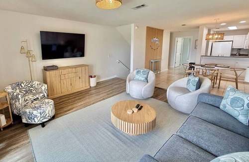 Innerarity Townhomes House | Tideaway: Great Views, 2 Kayaks, SUP, pool & more!