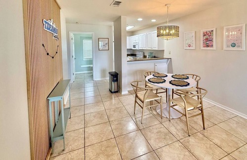 Innerarity Townhomes House | Tideaway: Great Views, 2 Kayaks, SUP, pool & more!