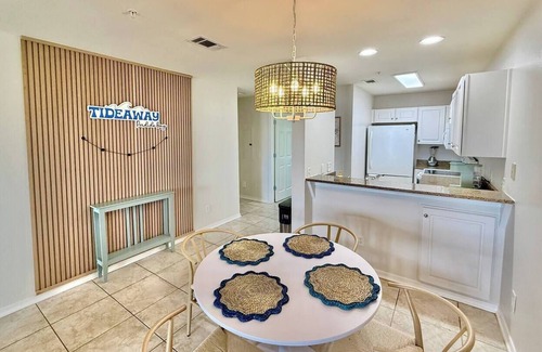 Innerarity Townhomes House | Tideaway: Great Views, 2 Kayaks, SUP, pool & more!
