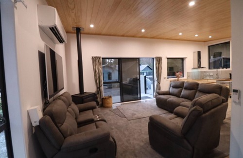 Ohakune House | Tiffany Resort complete with swim spa and outdoor kitchen