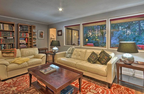 Bull Mountain House | Tigard Retreat w/Deck, 15 Mins From Portland!