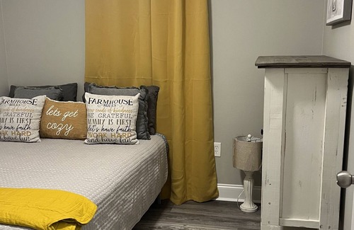South Baton Rouge House | Tiger Cove @ Thayer! 6 Beds!Sleeps 10! Close to LSU and pet friendly!