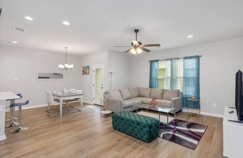 Highlands - Perkins House | Tigers Lair Bungalow by LSU Baseball Park - CB1030